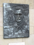 905149 Afbeelding van de bronzen plaquette ter herinnering aan de hoogleraar prof. mr. W.L.P.A. Molengraaff ...